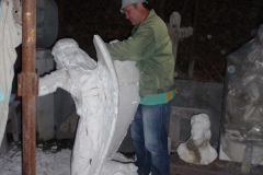 Bildhauer bei der Arbeit