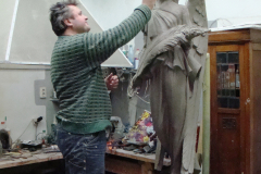 Скульптор за роботою