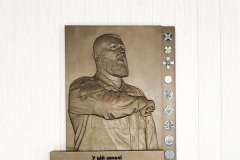 Пам’ятник та дошка О. Мудраку