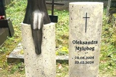 Пам’ятник дівчинці